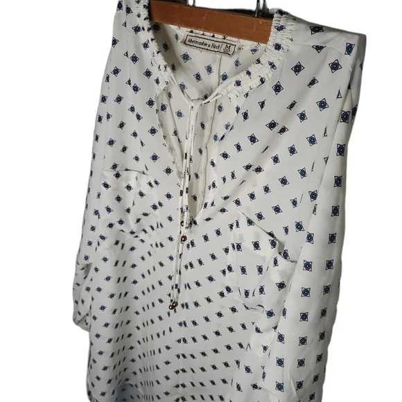 ABERCROMBIE & FITCH V-Neck Tie Front Roll Tab Sleeve Blouse - Picture 2 of 5